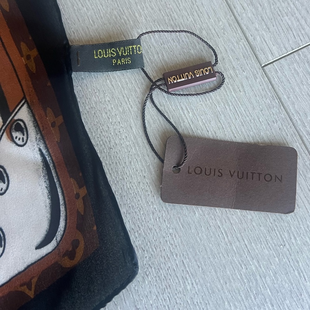 Louis Vuitton Scarf - Picture 3 of 3